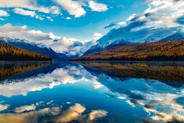 Montañas nevadas reflejadas en un lago tranquilo cerca de Bozeman, Montana